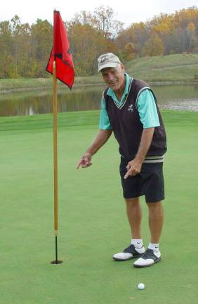 Golfer John Whiting measures his winning hickory stick closest to the pin shot just 2&#xfe;&#xc4;&#xf4; 10&#xfe;&#xc4;&#xf9; from the cup.