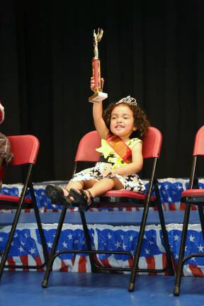 Little Miss Hamburg Elliana Rueckel raises her trophy.