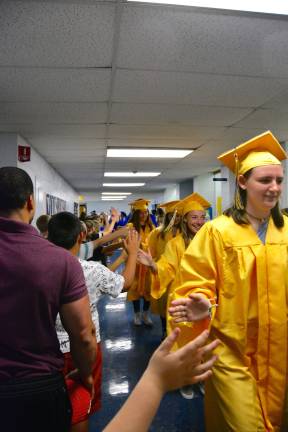 VTHS seniors take final walk VTHS seniors take final walk