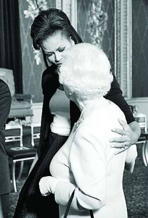 Michelle Obama, wife of U.S. President Barack Obama, left, walks with Britain's Queen Elizabeth II at the reception at Buckingham Palace in London Wednesday, April 1, 2009. (AP Photo/Daniel Hambury, pool)