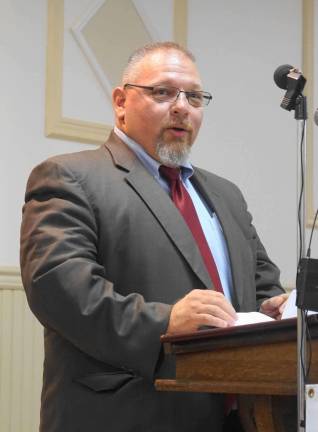 Ogdensburg hosts candidates night Mayoral candidate George Hutnick introduces himself.