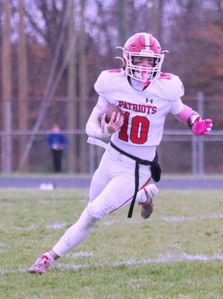Barlow, Weiss lead Rangers over Patriots Lenape Valley quarterback Chase De Oliveira runs with the ball. De Oliveira threw a touchdown pass.
