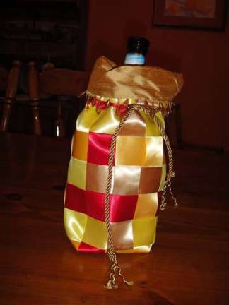 Area sewing clubs needle away Photos by Judy Spinney A wine bag project.