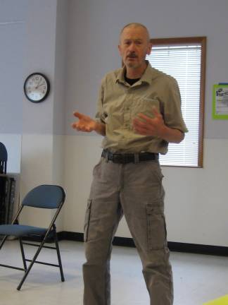 PHOTO BY JANET REDYKEStoryteller Ken Karnas works the crowd with humorous stories.