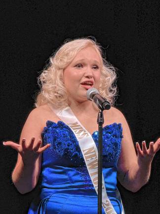 Miss Lafayette is Queen of the Fair <b>Miss Newton Danielle Penny is first runner-up.</b>
