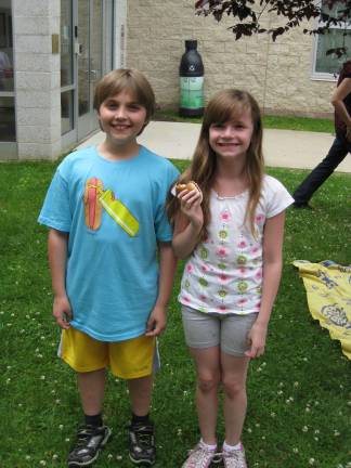 Reading challenge exceeded; time to dunk the administrators David Anderson and Aimee Wunej enjoy a hot dog at their picnic.