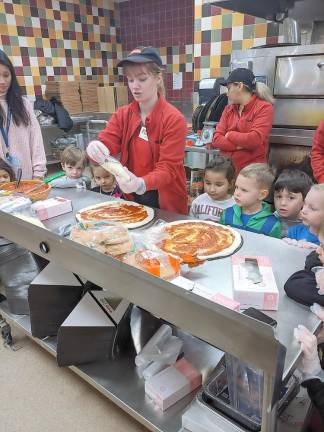 Preschoolers go to Weis market