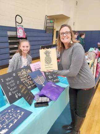 Lisa DeMarco buys a Pineapple Canvas from Hailey as a present for her mother in South Carolina.