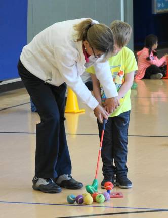 Cedar Mountain students learn golf Cedar Mountain students learn golf
