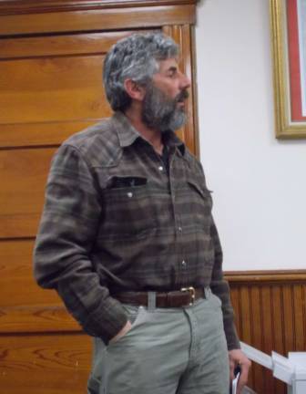 Photo by Vera Olinski Larry Kovar of Aquatic Analysts gives the status of Heaters Pond to the Ogdensburg Council.
