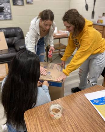 Wallkill Valley class collects donations for Ukraine