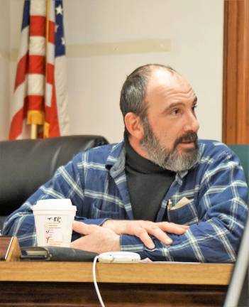 PHOTOS BY VERA OLINSKI Councilman Anthony Nasisi suggests reviewing oil invoices.