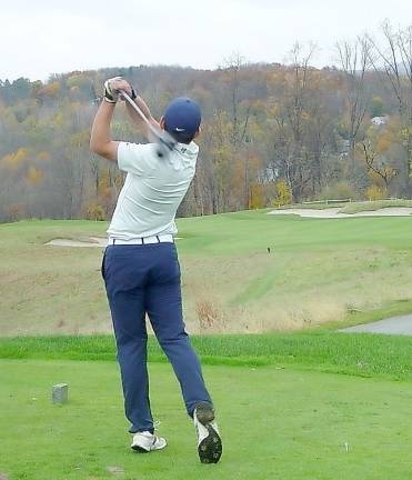 Dan Dessart, 16, hits his winning Men’s Champion tee shot on the par 5 11th hole.