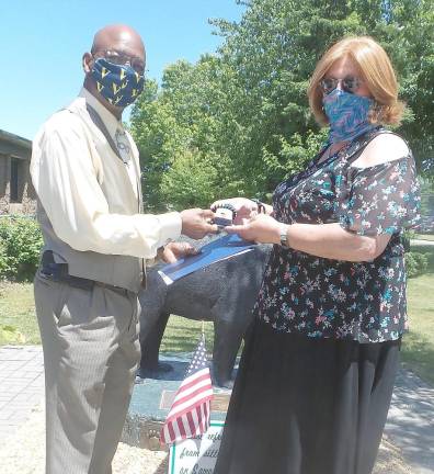 Simone Kraus presents the Pride Award to Vernon Township Mayor Howard Burrell. (Photo by Frances Ruth Harris)