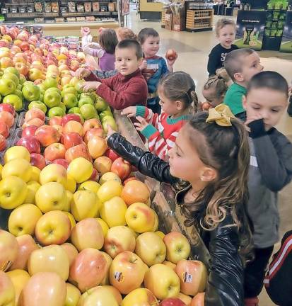 Preschoolers go to Weis market