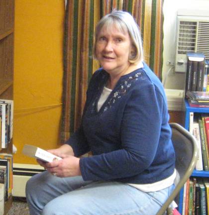 Volunteer Dawn Schofer can help one pick their favorite reads.