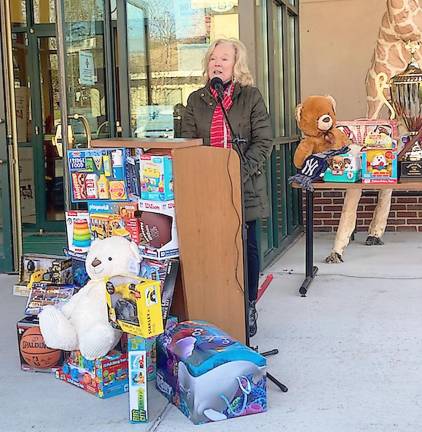 Project Self-Sufficiency's executive director, Deborah Berry-Toon served as master of ceremonies (Photo by Laurie Gordon)