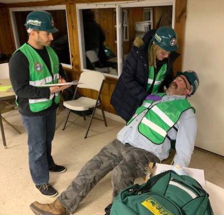CERT volunteers practice injury assessment CERT volunteers practice injury assessment