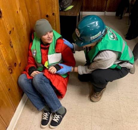 CERT volunteers practice injury assessment CERT volunteers practice injury assessment