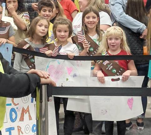 Girl scouts welcome home honor flight