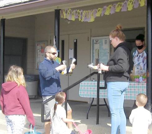 Highland Lakes residents check in with event coordinator Melissa Hardin (Photo by Janet Redyke)