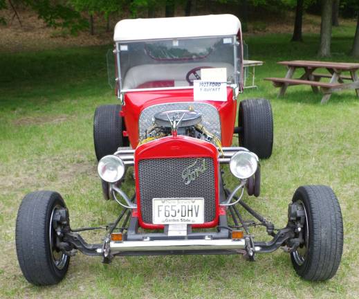 This bright read hotrod is a 1923 Ford T-Bucket owned by &#xfe;&#xc4;&#xfa;Felix the Cat&#xfe;&#xc4;&#xf9; Don Orolio of Wantage.