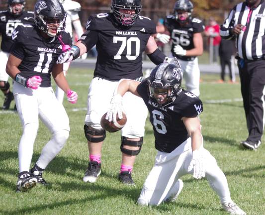 Barlow, Weiss lead Rangers over Patriots After he successfully rushed into the end zone for a touchdown Wallkill Valley running back Travis Barlow (6) and his teammates celebrate in the first half.