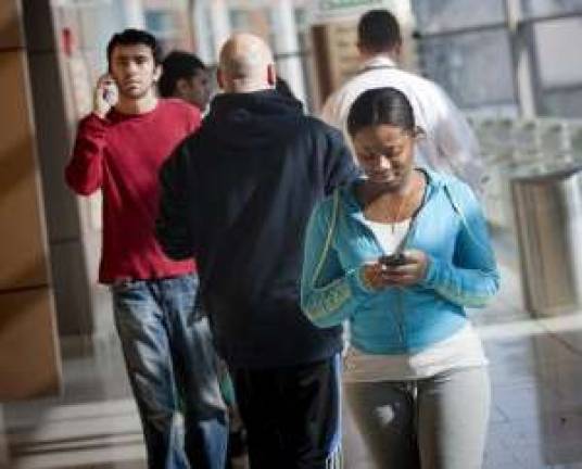 New Jersey lawmaker: Punish people for texting while walking
