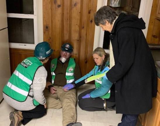 CERT volunteers practice injury assessment CERT volunteers practice injury assessment