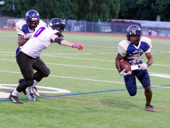 Sussex Stags receiver Kasson Thomas carries the ball in the first quarter.