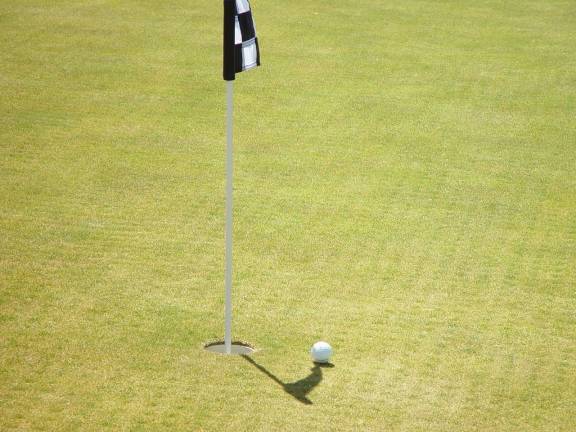 Bob Mosier's winning putt lands 5 inches from the cup.