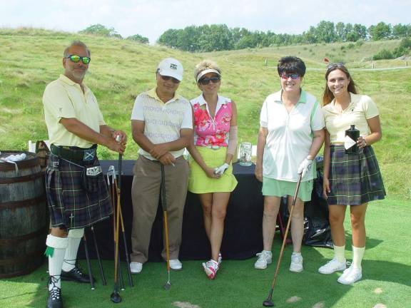 Player Assistant Joe gives advice to golfers Peter Louie, Irina Ten &amp; Buffy Whiting joined by CS staffer Ashlyn
