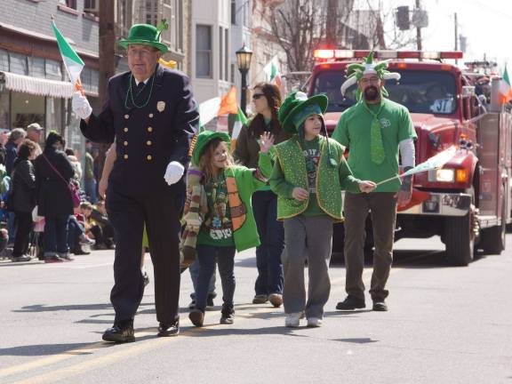 Marchers from the Hamburg Fire Department wave to the crowd.