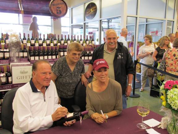 Frank &amp; Kathie Lee Gifford pose with Byram ShopRite patrons Harriet and Mel Park.