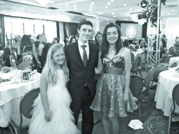 Stockholm child actor gets Hollywood nomination Madeline Lupi, Austin Macdonald (presenter) and Abigail Lupi (sister) at YAA.