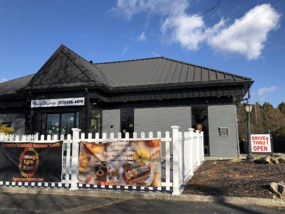 Pop’s Bagelry in Hewitt kept the bank branch’s drive-thru lane. (Photo by Kathy Shwiff)