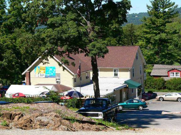 Vernon Inn gets approval for lot; agrees to cooperate with neighbors Vernon Inn gets approval for lot; agrees to cooperate with neighbors