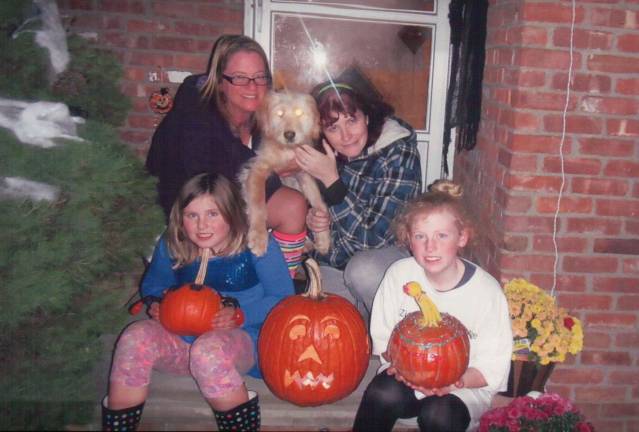 Carving it up Submitted by Glynis Nagle of Stockholm, N.J. Left to right in back, Glynis Eustice holding Lexi Eustice puppy and Dawn Osbun. In front, Brianna Eustice and Madison Jean Eustice.