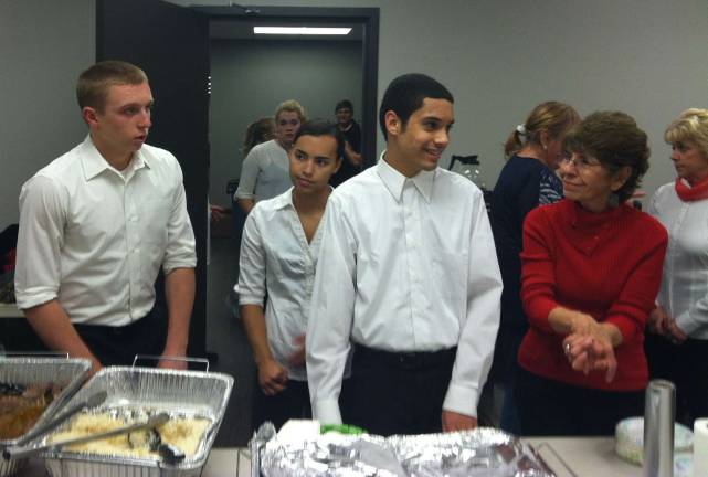 Franklin church holds annual dinner, service to honor area veterans Teens and volunteers serve dinner for veterans.