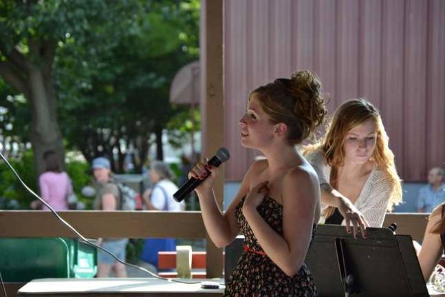 Kelly Wask singing at new Jersey State Fair.