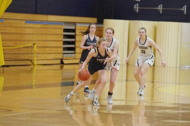 Vernon’s Grace Duffy handles the ball.