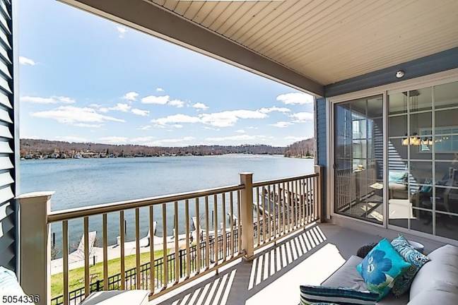 Mariner’s Pointe lakefront townhouse is modern and stylish Mariner’s Pointe lakefront townhouse is modern and stylish