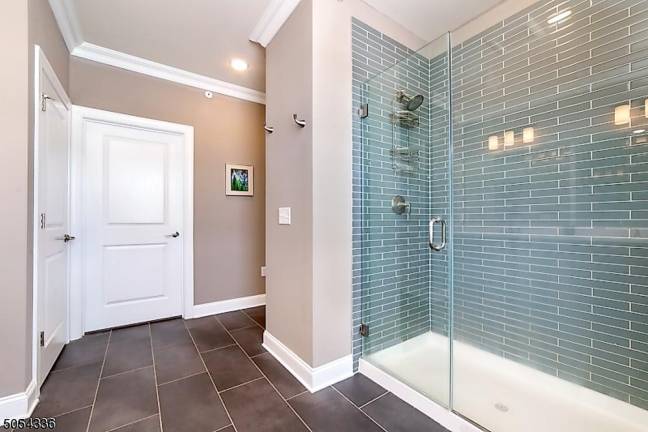 Mariner’s Pointe lakefront townhouse is modern and stylish Mariner’s Pointe lakefront townhouse is modern and stylish