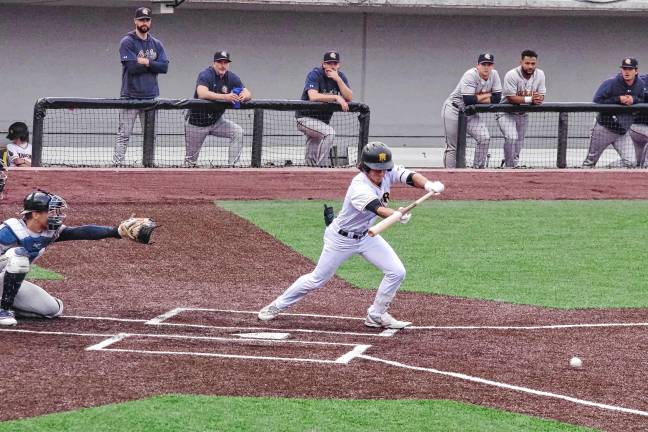 Miners leading division <b>MN2 In the third inning, Miners batter Hunter D'Amato bunts the ball. He made one run.</b>