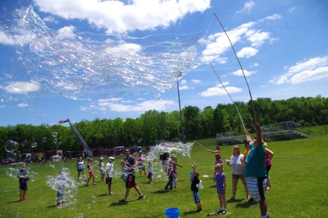 A popular attraction at the festival was Edward Miller of Hamburg, who released hundreds of bubbles simultaneously with his Easy Bubble bubble wands. Anyone who wanted to could try his or her hand at it.