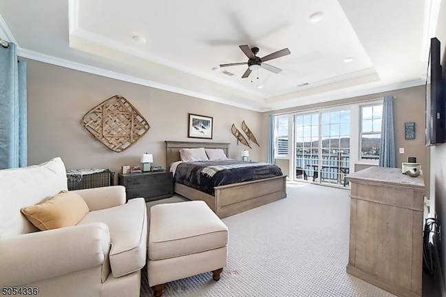 Mariner’s Pointe lakefront townhouse is modern and stylish Mariner’s Pointe lakefront townhouse is modern and stylish
