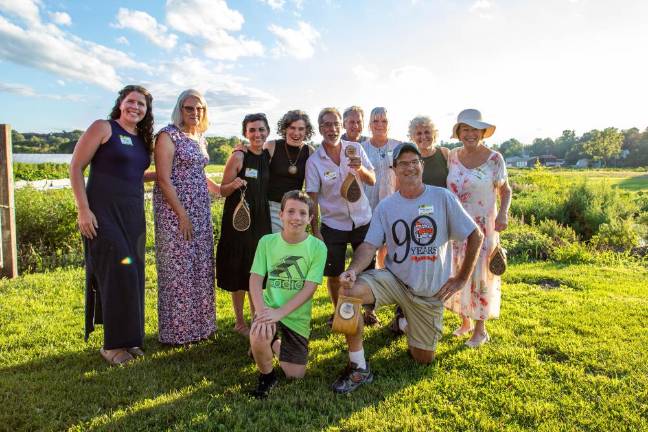 Local gardeners win props for their crops at Kitchen Garden Tour The 2023 Kitchen Garden Tour winners. Back row, left to right: Megan Curry, April Perciballi, Aysha Venjara, Dirt Editor and Publisher Becca Tucker, Common Ground Community Garden’s Chad Pilieri, Bob Linguanti, Kathy Linguanti, Straus News Publisher Jeanne Straus, Apple Acres Community Garden’s Anne Thornton. Front row: Perciballi’s grandson Aidan and Patrick Moynihan. Photo: Aja Brandt