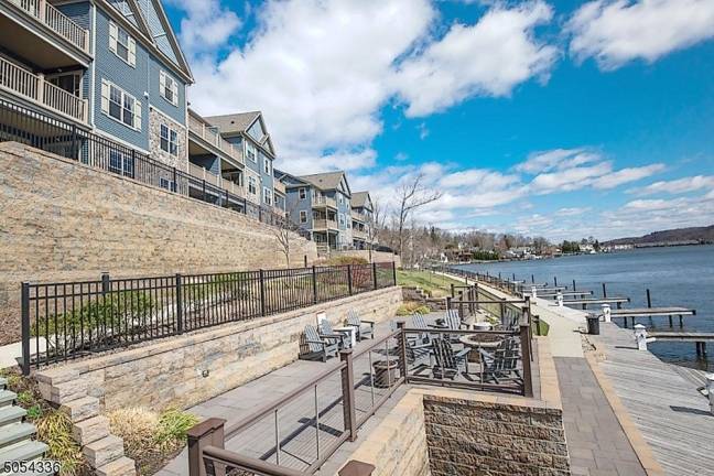 Mariner’s Pointe lakefront townhouse is modern and stylish Mariner’s Pointe lakefront townhouse is modern and stylish