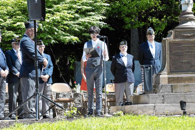 Photos: Memorial Day Parade in Franklin Gian Amodio delivers the Gettysburg Address.