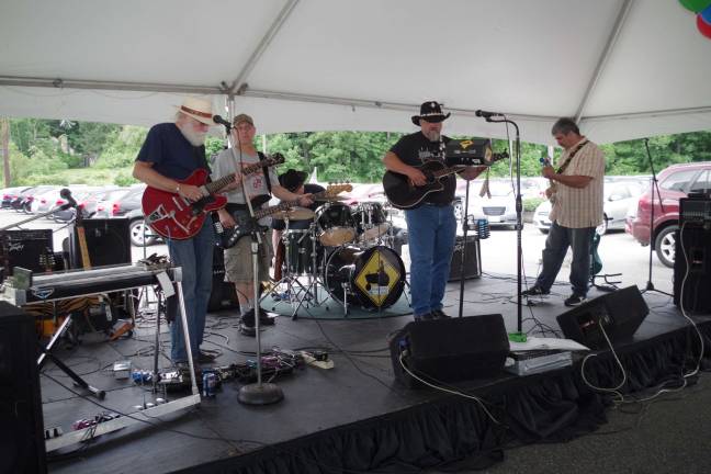 Sussex fireman wins rib-eating contest Music was supplied by the Farmer Phil Band.